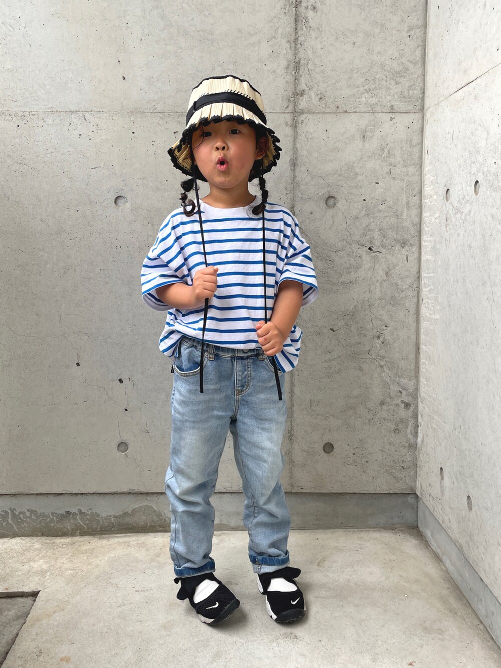 ブルー系のTシャツ/カットソー、ブラック系のスニーカー、ブルー系のデニムパンツを着用したキッズの春コーディネートの2枚目の写真