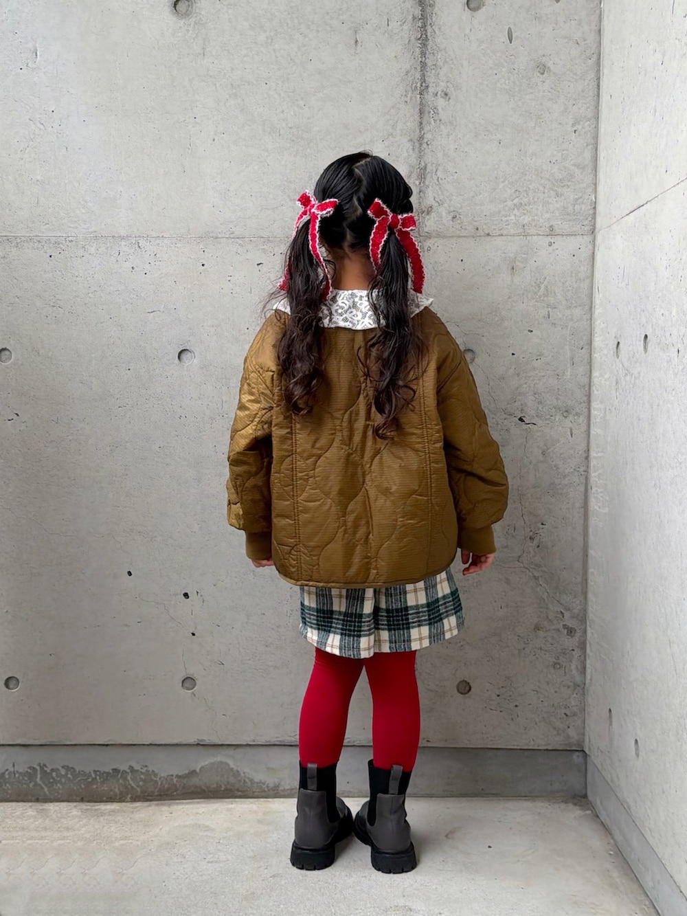 ベージュ系のスウェット、グレー系のブーツ、ブラウン系のダウンジャケット/コートを着用したキッズの冬コーディネートの3枚目の写真