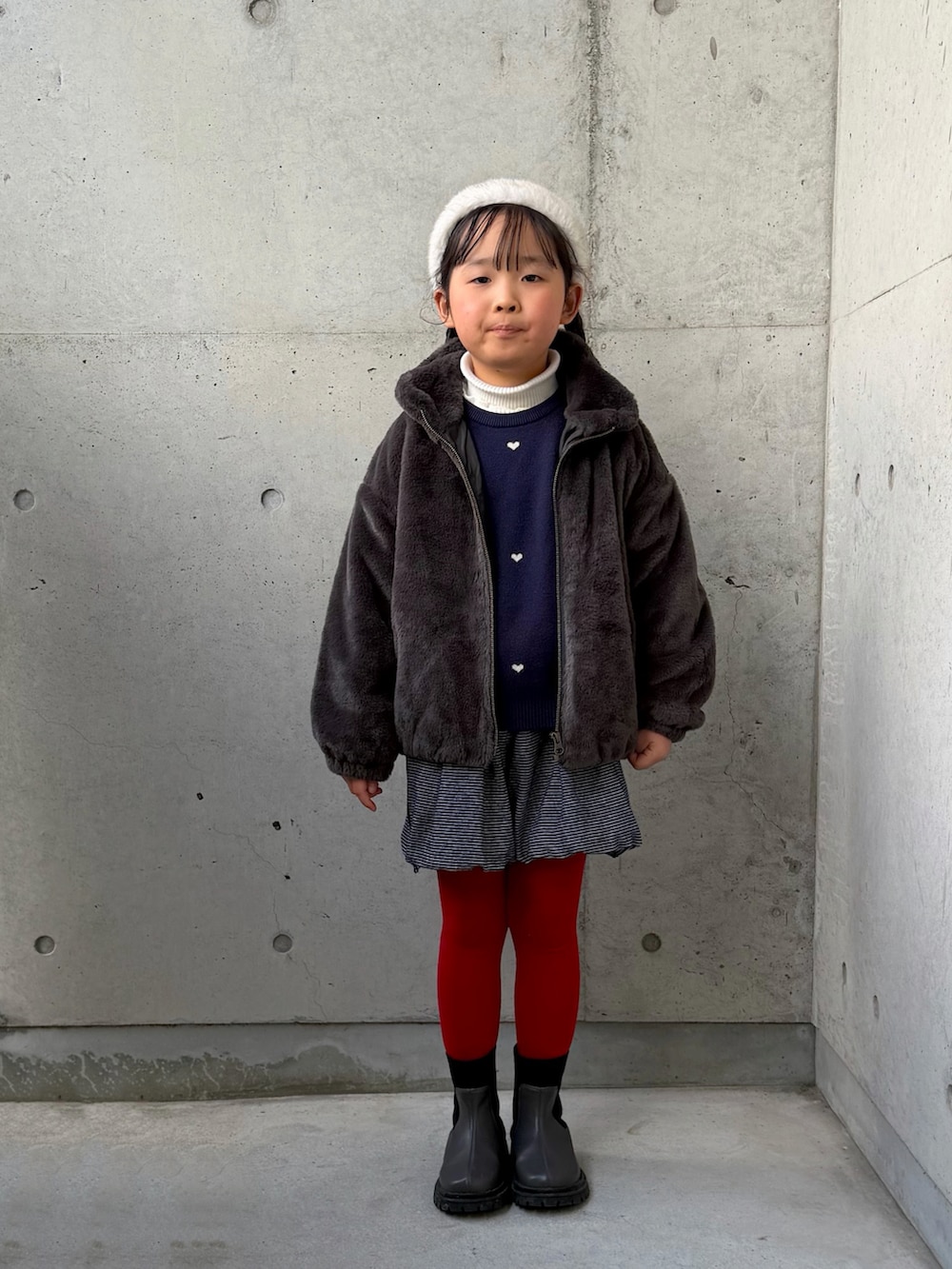 ブルー系のニット/セーター、ホワイト系のニット/セーター、グレー系のブルゾンを着用したキッズの冬コーディネートの5枚目の写真