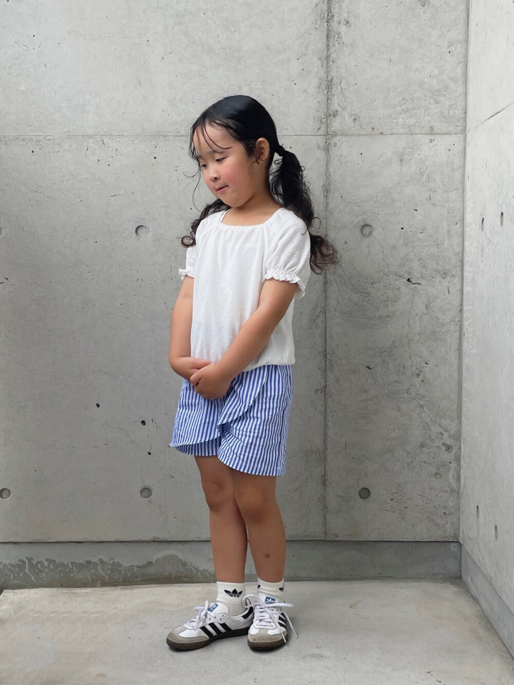 ブルー系のその他パンツ、ホワイト系のトップス、ホワイト系のスニーカーを着用したキッズの夏コーディネートの2枚目の写真