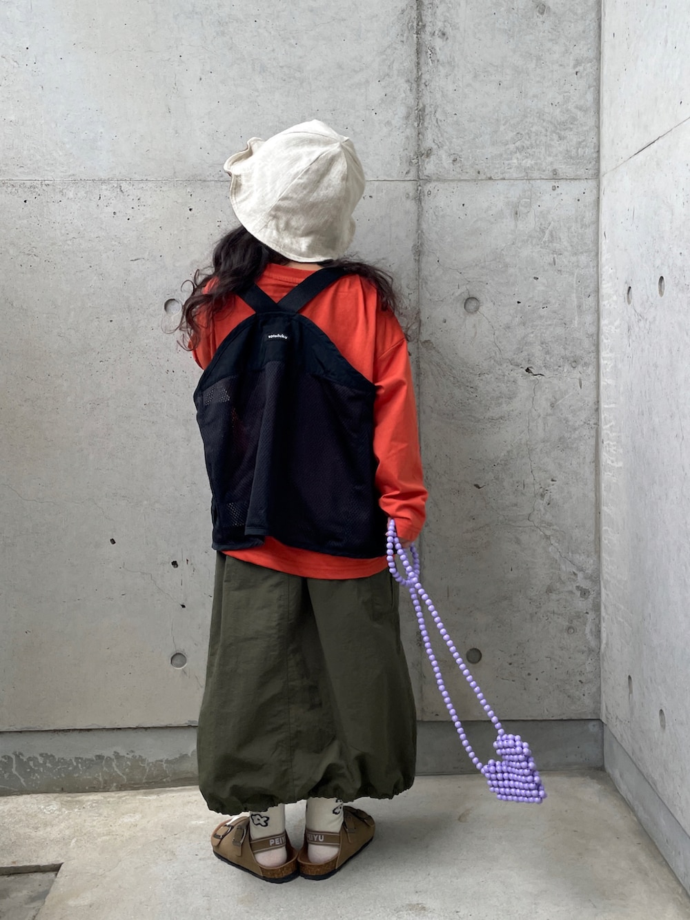 「メッシュベスト、メッシュ、カーゴスカート、サンダル、ハット、アウトドアスタイル、キッズコーデ、女の子」｜「peiyuのアイテム（Tシャツ/カットソー、オレンジ系）」を使った、ioooさん（キッズ・110cm）の春コーディネートの2枚目の写真