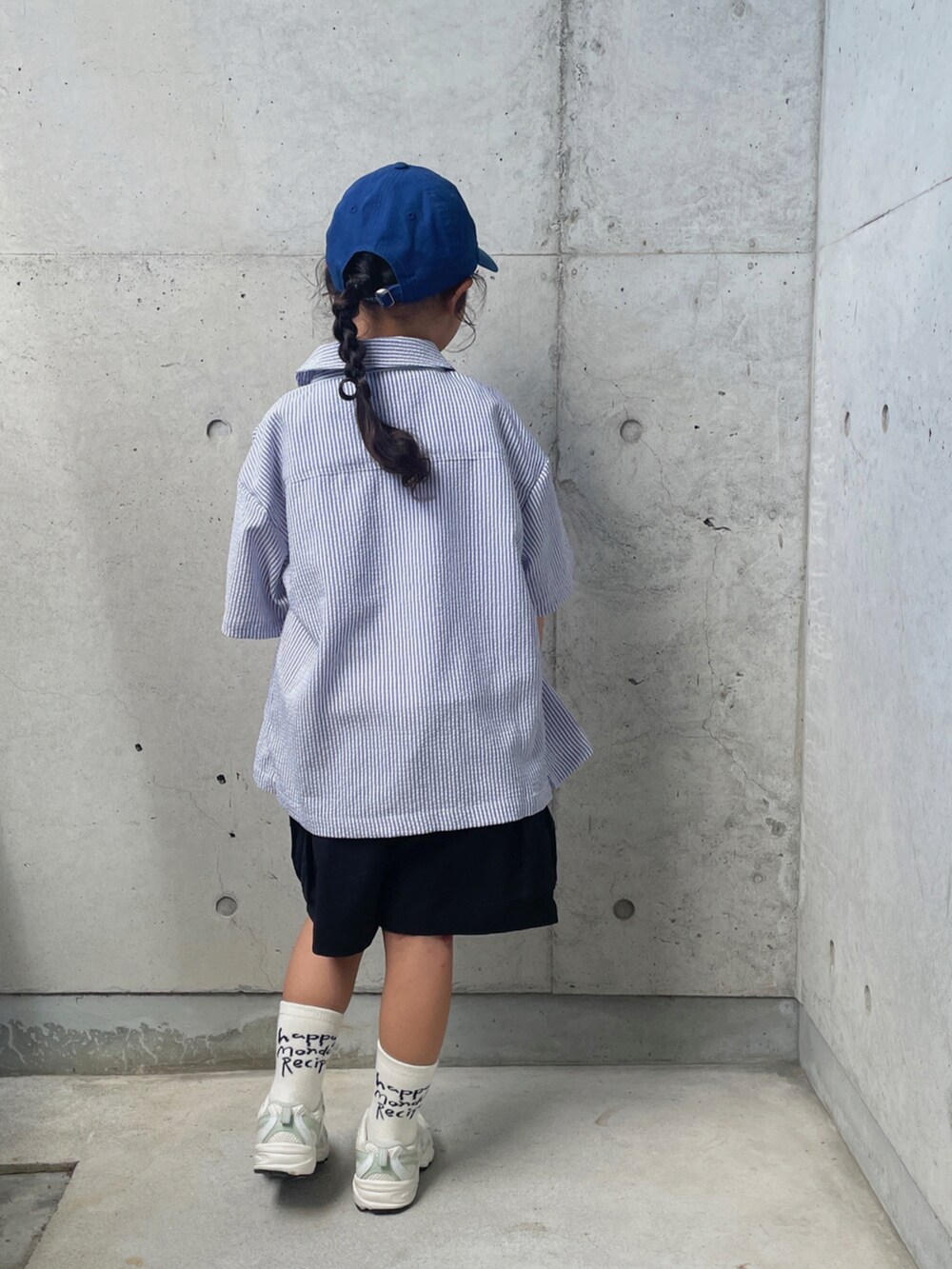 ブルー系のシャツ/ブラウス、ブラック系のパンツ、ホワイト系のスニーカーを着用したキッズの夏コーディネートの4枚目の写真