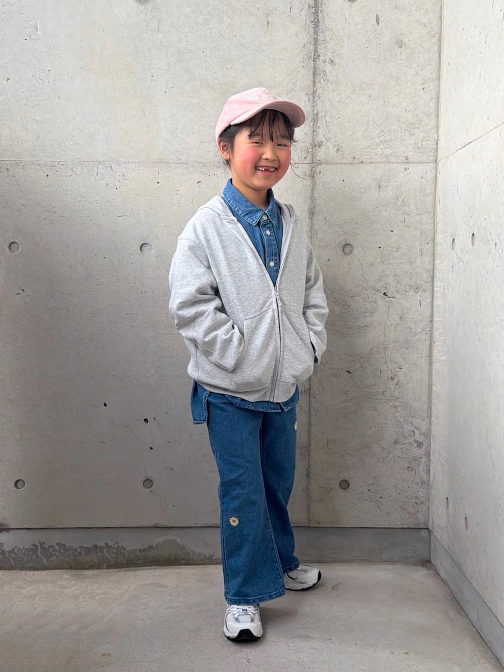 ブルー系のシャツ/ブラウス、ホワイト系のスニーカー、ブルー系のデニムパンツを着用したキッズの冬コーディネートの4枚目の写真