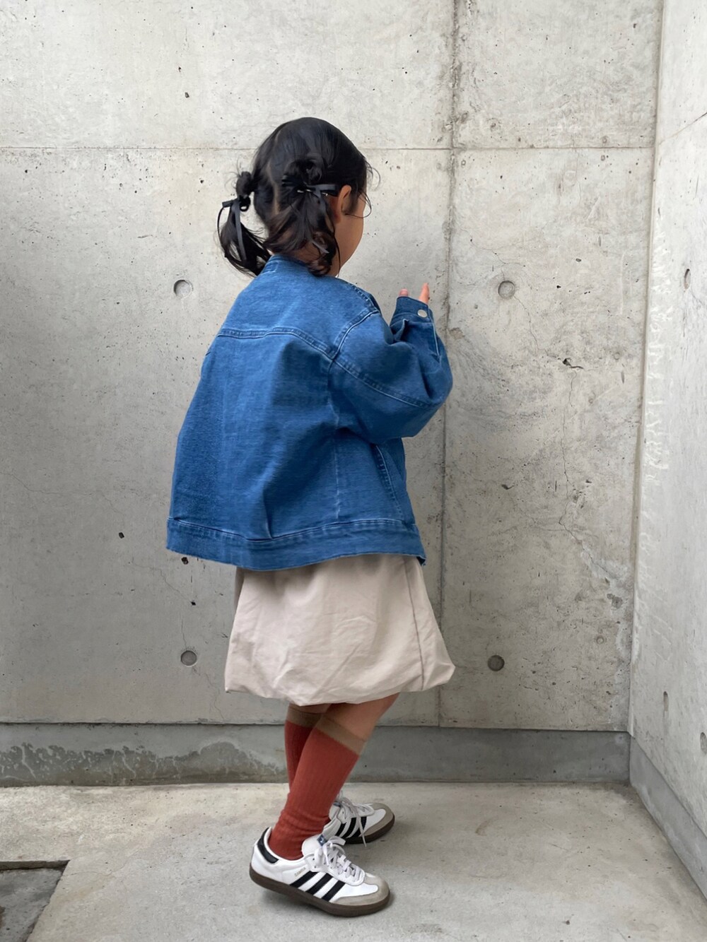 「レイヤードスタイル、秋冬コーデ、秋コーデ、ビスチェ、バルーンスカート、スニーカー、女の子、キッズコーデ」|「MILLERの【別注】<Robert P. Miller> TJ ロングスリーブ Tシャツ / キッズ 100cm-130cm(Tシャツ/カットソー、レッド系)」を使った、ioooさん(キッズ・110cm)の秋コーディネートの4枚目の写真
