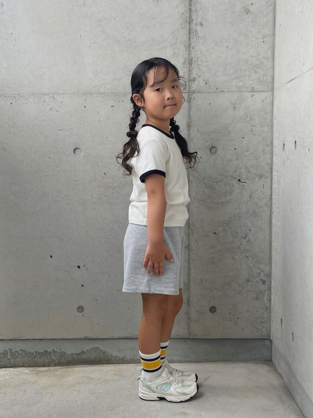 グレー系のその他パンツ、ホワイト系のトップス、ホワイト系のスニーカーを着用したキッズの夏コーディネートの3枚目の写真