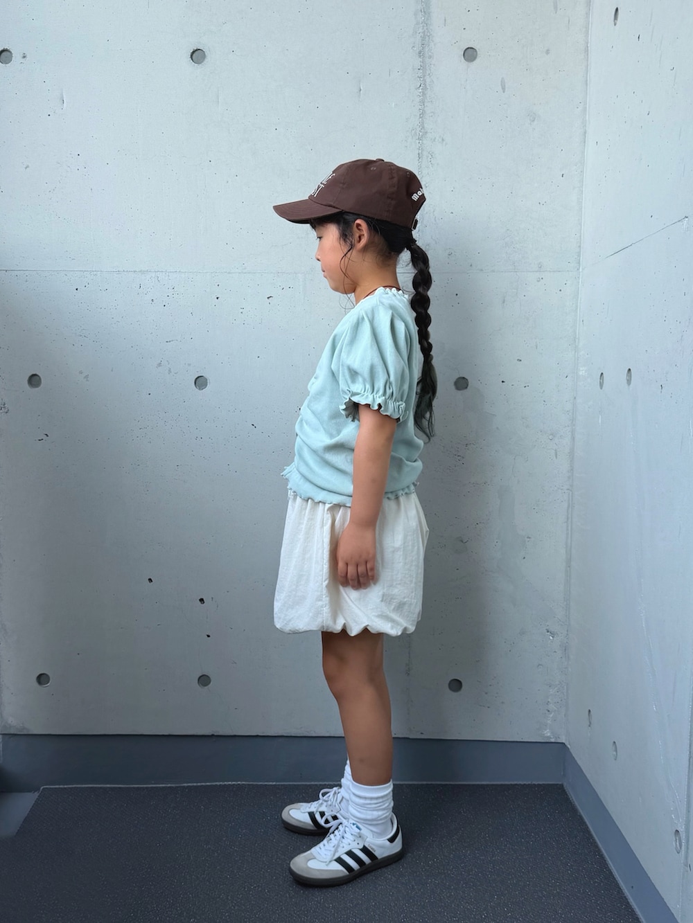 ブルー系のTシャツ/カットソー、ホワイト系のスニーカー、グリーン系のソックス/靴下を着用したキッズの夏コーディネートの2枚目の写真