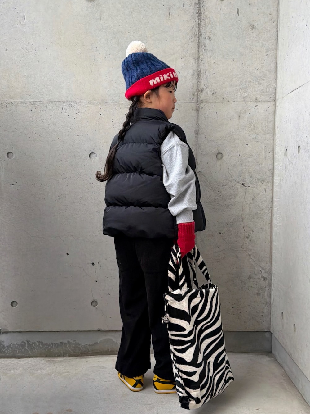 グレー系のスウェット、イエロー系のスニーカー、ブラック系のサロペット/オーバーオールを着用したキッズの冬コーディネートの5枚目の写真