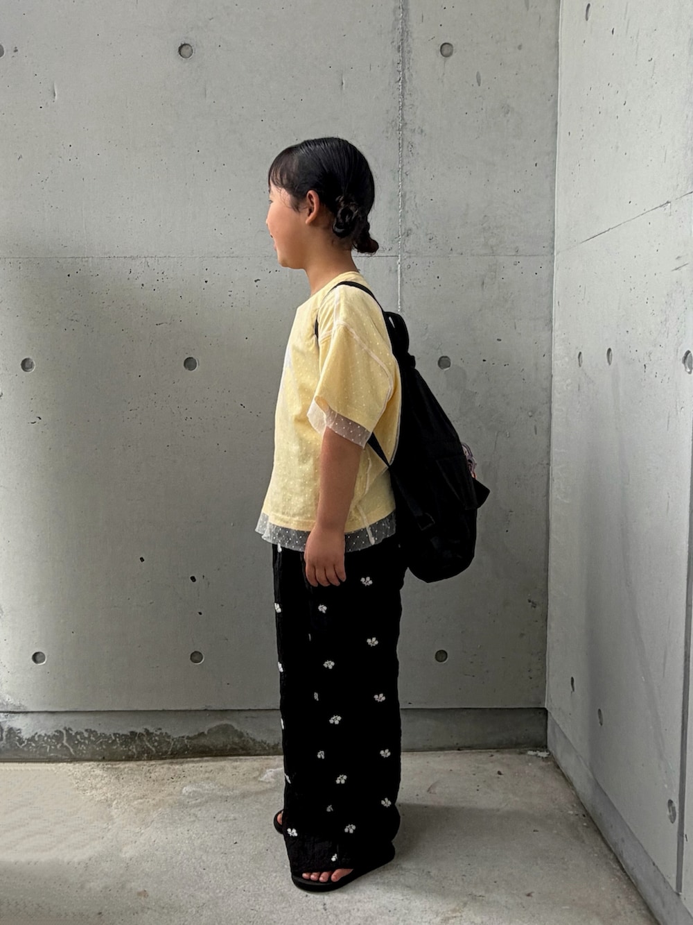ブラック系のバックパック/リュック、イエロー系のTシャツ/カットソー、ブラック系のその他パンツを着用したキッズの夏コーディネートの2枚目の写真