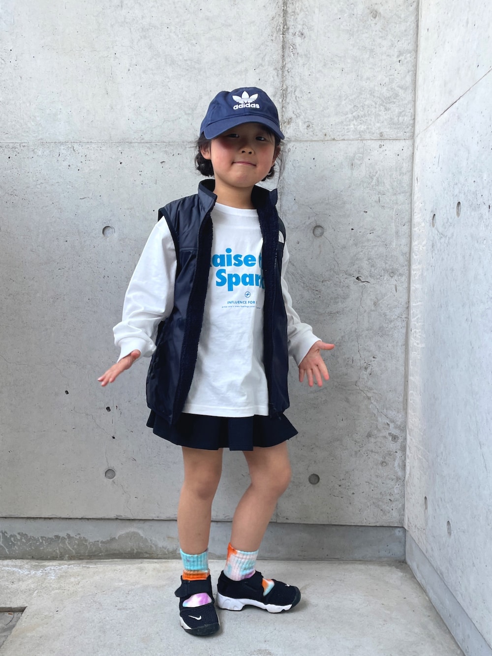「キッズコーデ、ベスト、ロンT、ストリート、キャップ、サンダル、カジュアル」｜「LEPSIMの【KIDS】カラーロゴロンT　327366（Tシャツ/カットソー、ホワイト系）」を使った、ioooさん（キッズ・110cm）の春コーディネートの5枚目の写真
