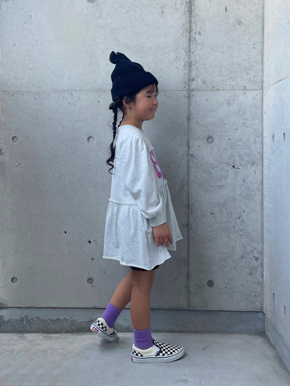 ブラック系のその他パンツ、グレー系のワンピース、ブラック系のスリッポンを着用したキッズの夏コーディネートの5枚目の写真