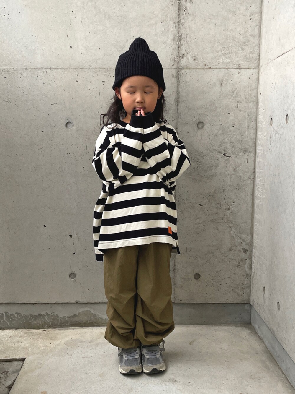 ブラック系のベスト、ブラック系のTシャツ/カットソー、グリーン系のパンツを着用したキッズの秋コーディネートの5枚目の写真