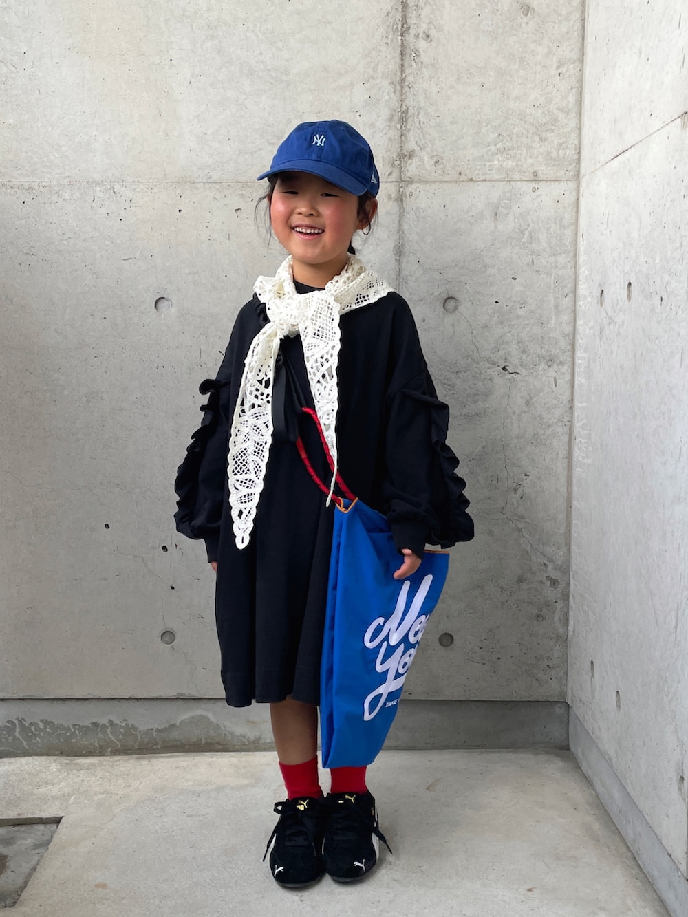 ブルー系のエコバッグ/サブバッグ、ブラック系のエコバッグ/サブバッグ、ブラック系のスニーカーを着用したキッズの春コーディネートの2枚目の写真