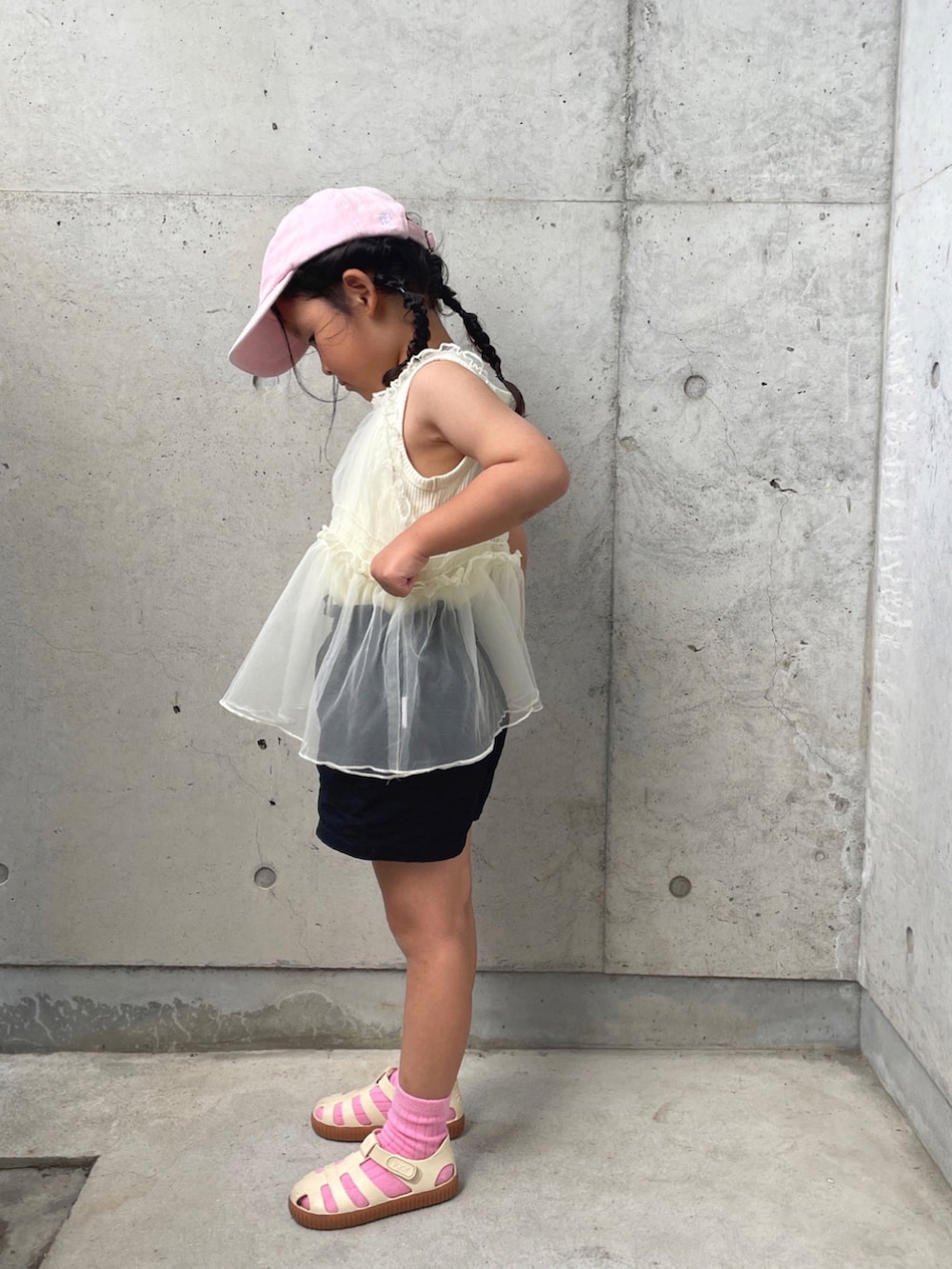 ホワイト系のサンダル、ブラック系のパンツ、ブラック系のTシャツ/カットソーを着用したキッズの春コーディネートの4枚目の写真