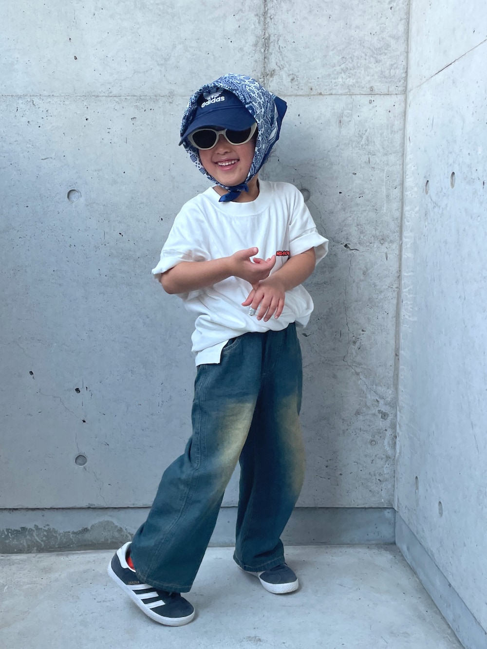 ブルー系のパンツ、ホワイト系のTシャツ/カットソー、ブラック系のスニーカーを着用したキッズの夏コーディネートの2枚目の写真