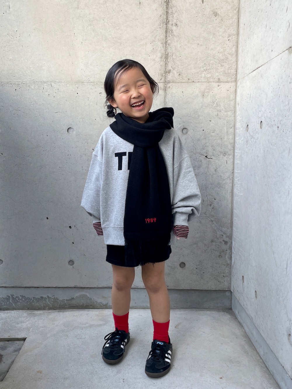 グレー系のスウェット、レッド系のTシャツ/カットソー、ブラック系のその他パンツを着用したキッズの冬コーディネートの5枚目の写真