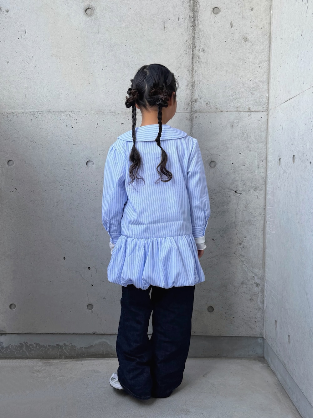 ブルー系のシャツ/ブラウス、ホワイト系のTシャツ/カットソー、ブルー系のデニムパンツを着用したキッズの春コーディネートの3枚目の写真