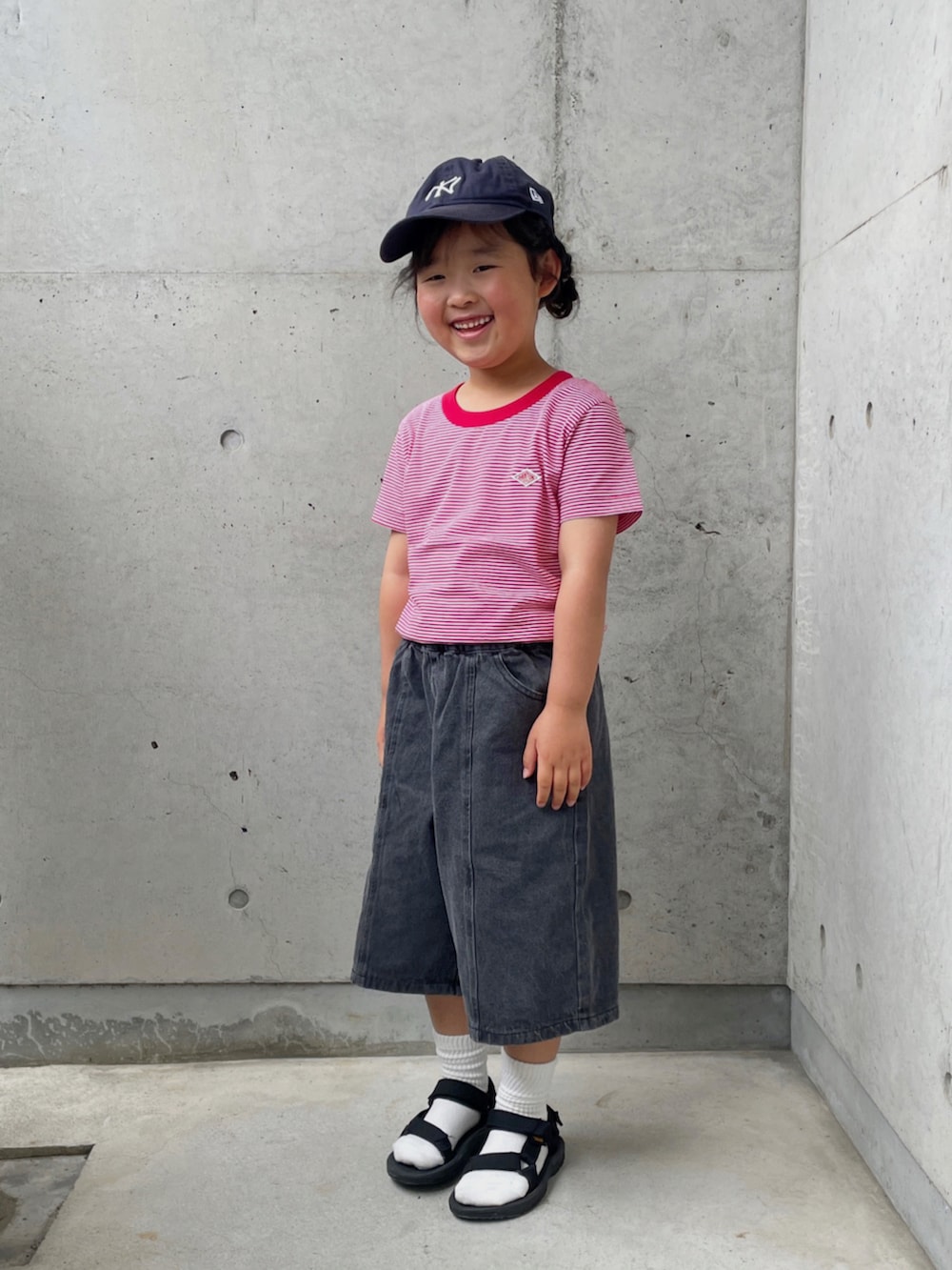 「ボーダー、やっぱり帽子が好き、デニムパンツ、サンダル、キッズコーデ」｜「DANTONのDANTON / KIDS' SHORT SLEEVE INNER T-SHIRT STRIPE 2025SS（105～135cm）（Tシャツ/カットソー、レッド系）」を使った、ioooさん（キッズ・110cm）の春コーディネートの5枚目の写真