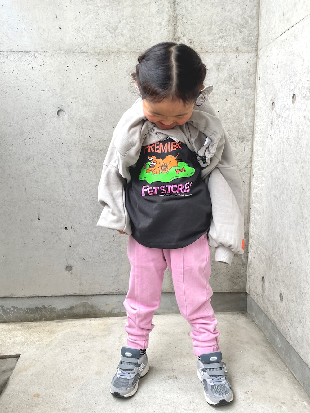 グリーン系のスウェット、グレー系のTシャツ/カットソー、グレー系のスニーカーを着用したキッズの春コーディネートの2枚目の写真