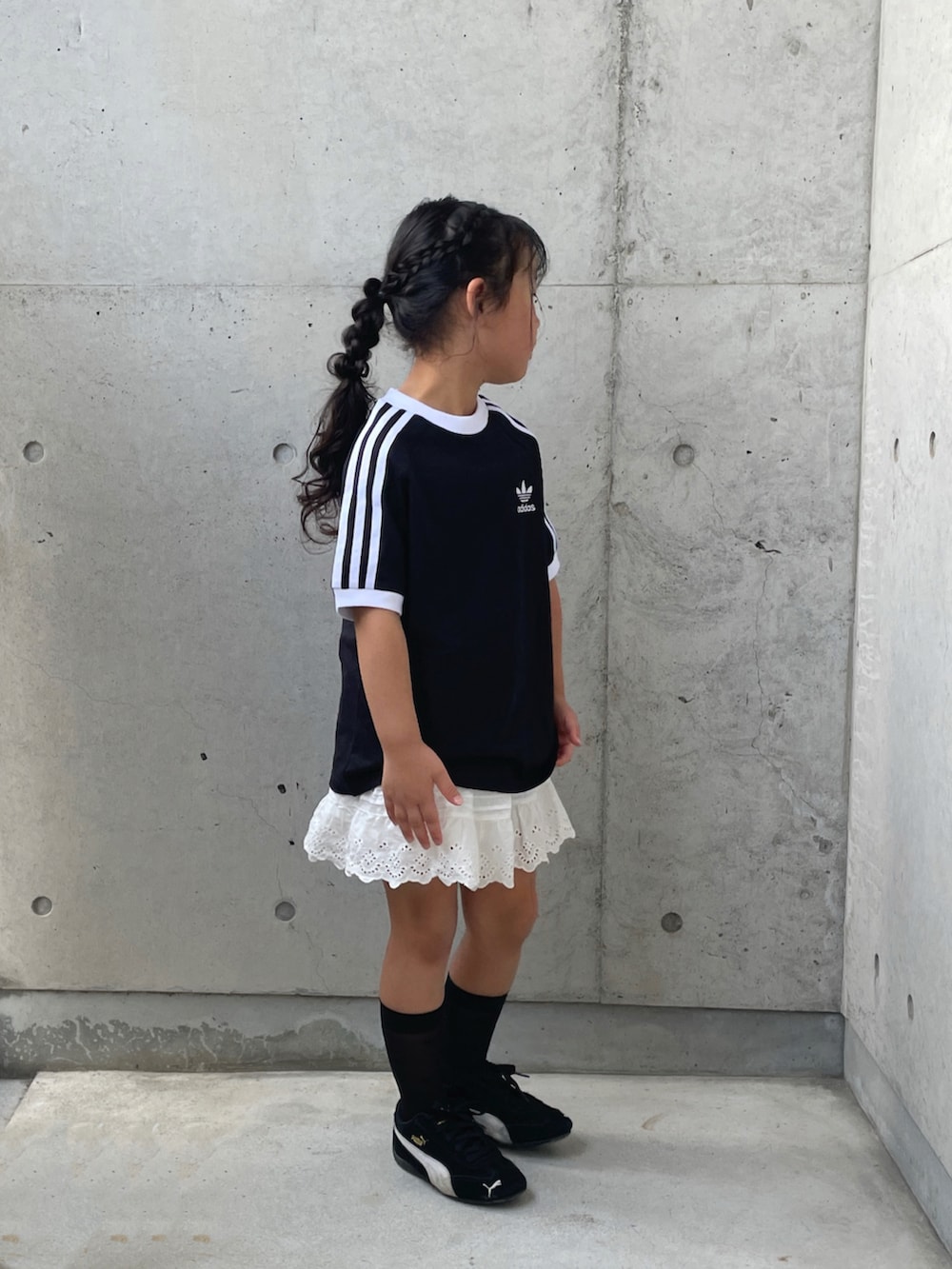 ブラック系のTシャツ/カットソー、ブラック系のスニーカー、ホワイト系のパンツを着用したキッズの夏コーディネートの4枚目の写真