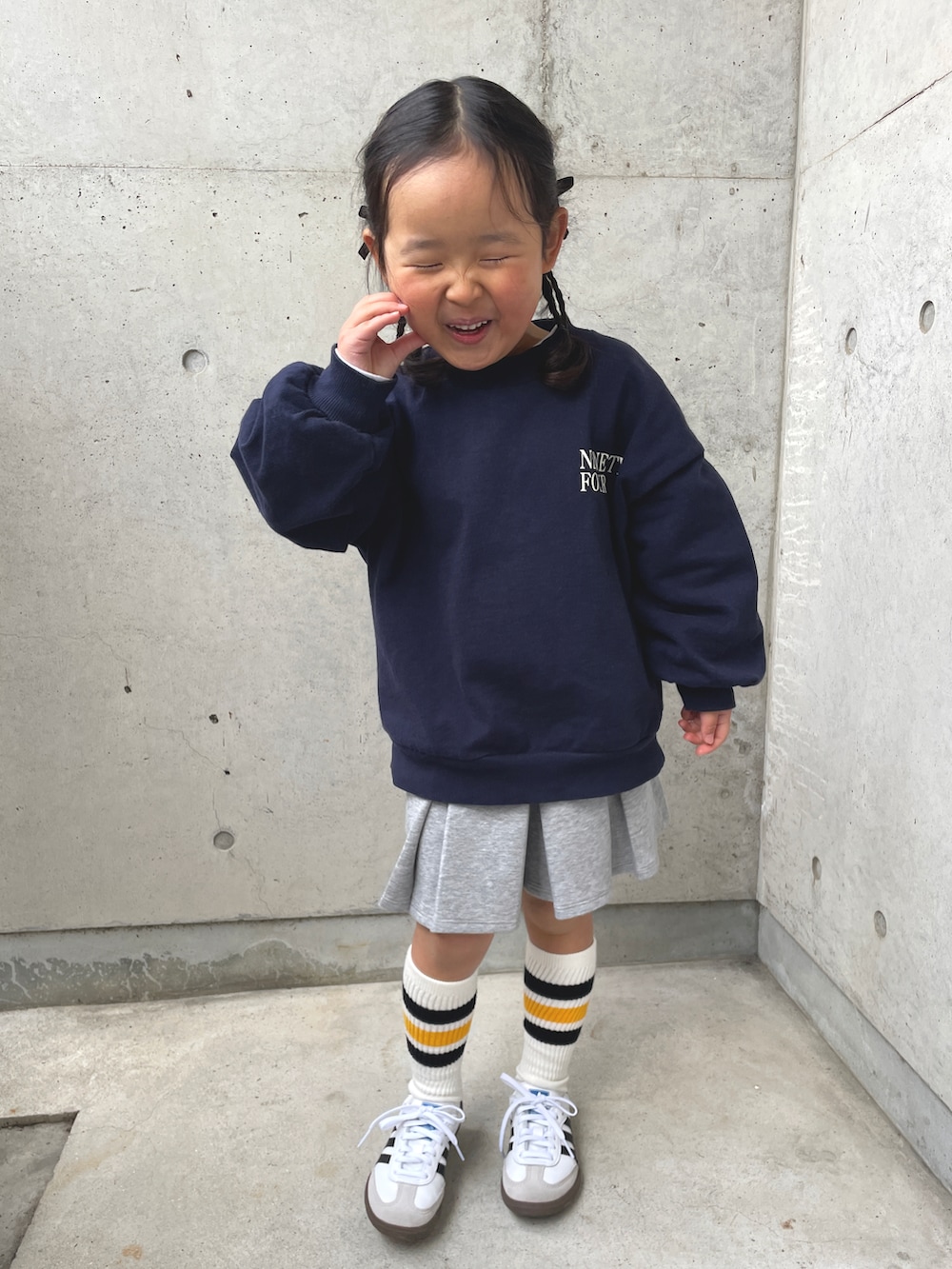 ブルー系のスウェット、ホワイト系のTシャツ/カットソー、グレー系のスカートを着用したキッズの春コーディネートの3枚目の写真