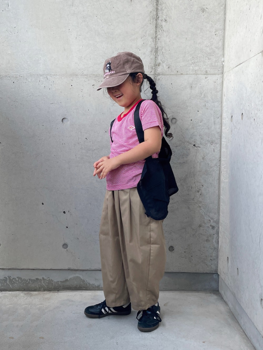 イエロー系のその他パンツ、ブラック系のスニーカー、レッド系のTシャツ/カットソーを着用したキッズの秋コーディネートの2枚目の写真