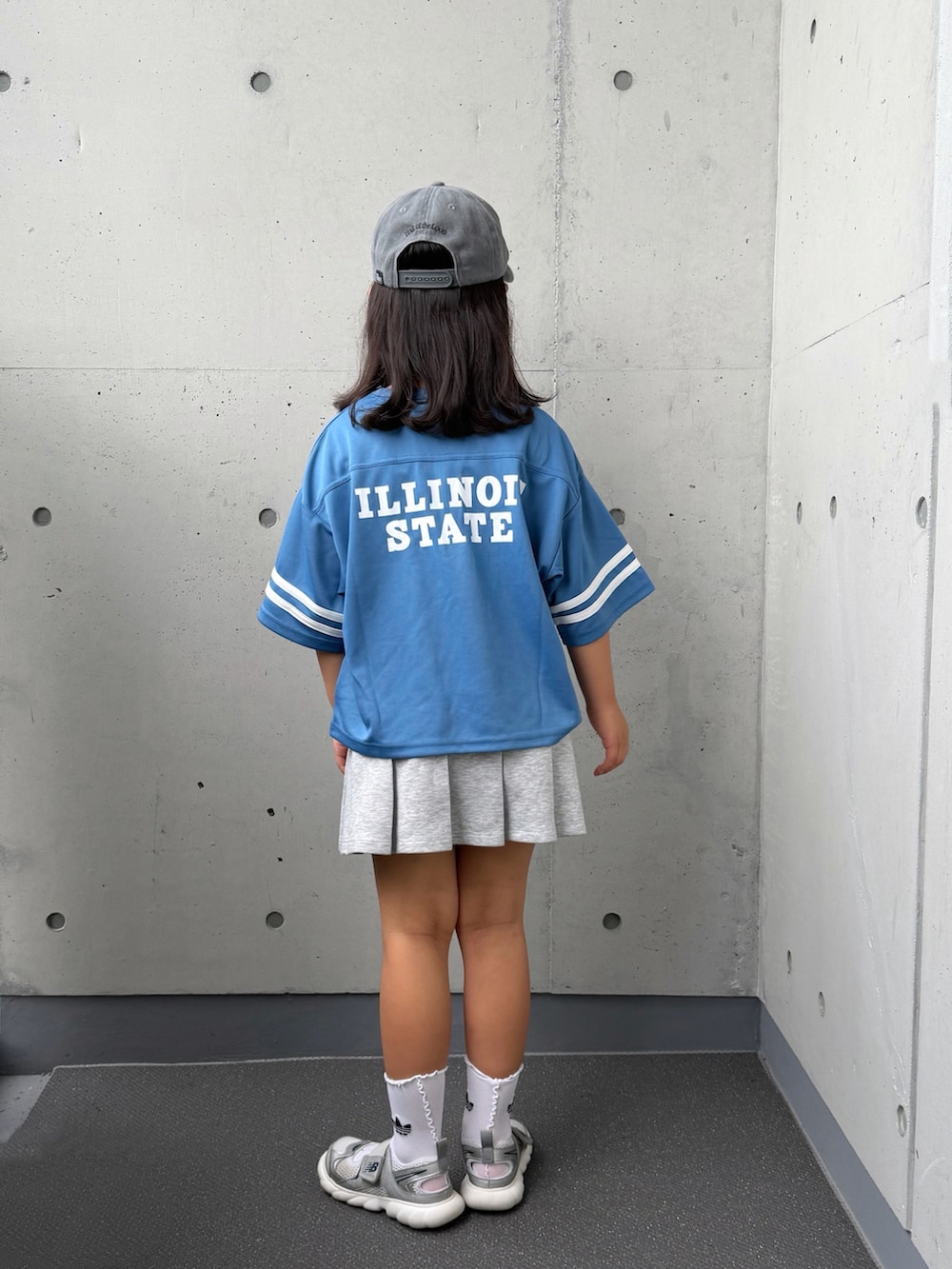 グレー系のスニーカー、ブルー系のTシャツ/カットソー、グレー系のスカートを着用したキッズの秋コーディネートの4枚目の写真