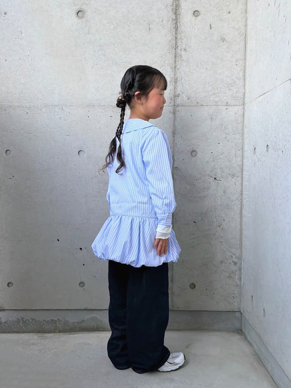 ブルー系のシャツ/ブラウス、ホワイト系のTシャツ/カットソー、ブルー系のデニムパンツを着用したキッズの春コーディネートの2枚目の写真