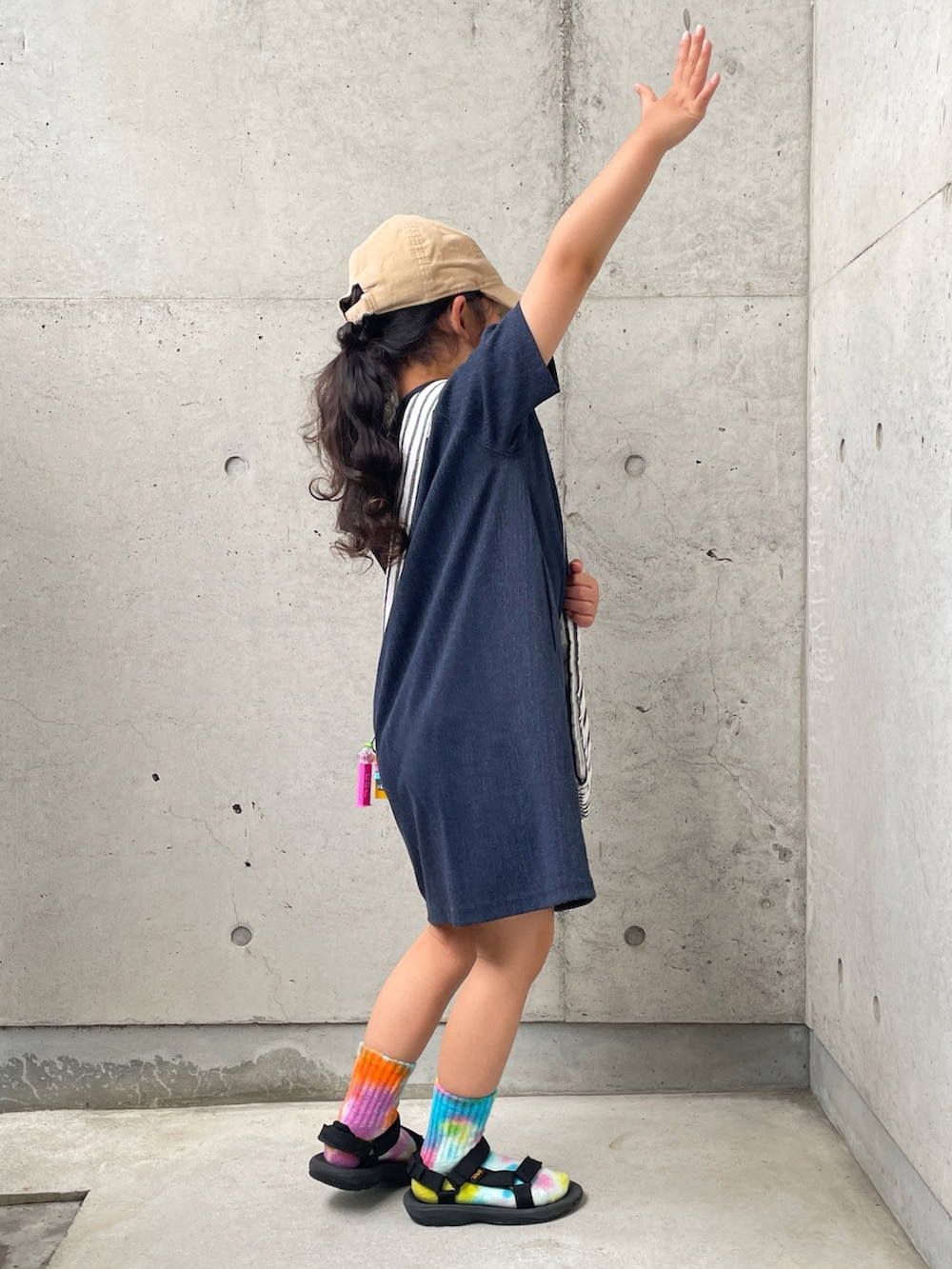 「やっぱり帽子が好き、デニムワンピース、ワンピース、サンダル、キャップ、サンダルに靴下、カジュアルコーデ」｜「NEW ERAのニューエラ キッズ キャップ マイクロコーデュロイ ニューヨーク ヤンキース（キャップ、ベージュ系）」を使った、ioooさん（キッズ・110cm）の春コーディネートの4枚目の写真