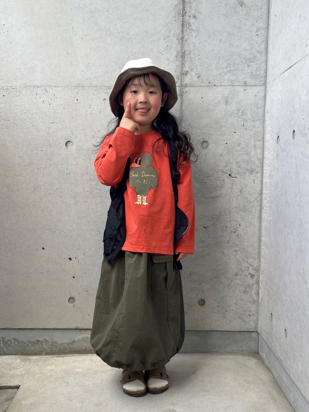 「メッシュベスト、メッシュ、カーゴスカート、サンダル、ハット、アウトドアスタイル、キッズコーデ、女の子」｜「peiyuのアイテム（Tシャツ/カットソー、オレンジ系）」を使った、ioooさん（キッズ・110cm）の春コーディネートの3枚目の写真