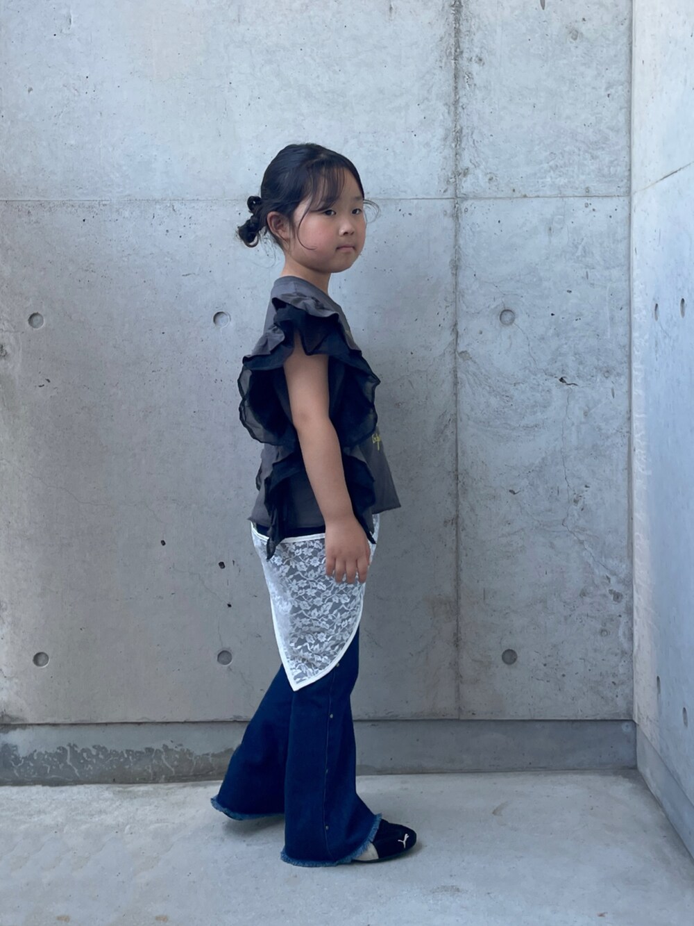 グレー系のTシャツ/カットソー、ブラック系のスニーカー、ブルー系のデニムパンツを着用したキッズの夏コーディネートの2枚目の写真