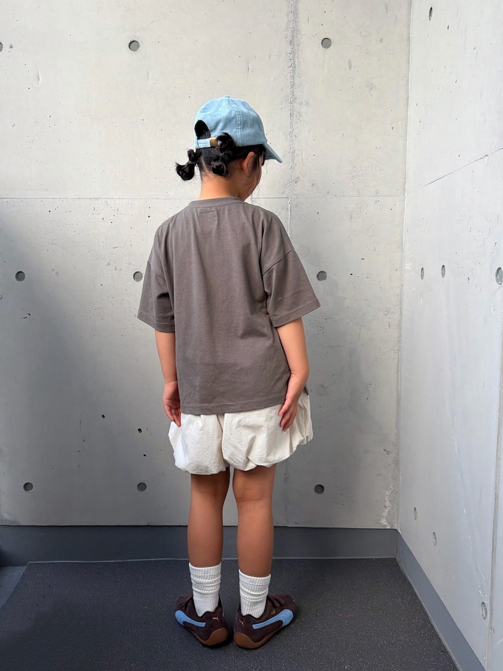 ブラック系のTシャツ/カットソー、ブラウン系のスニーカー、ホワイト系のその他パンツを着用したキッズの秋コーディネートの4枚目の写真