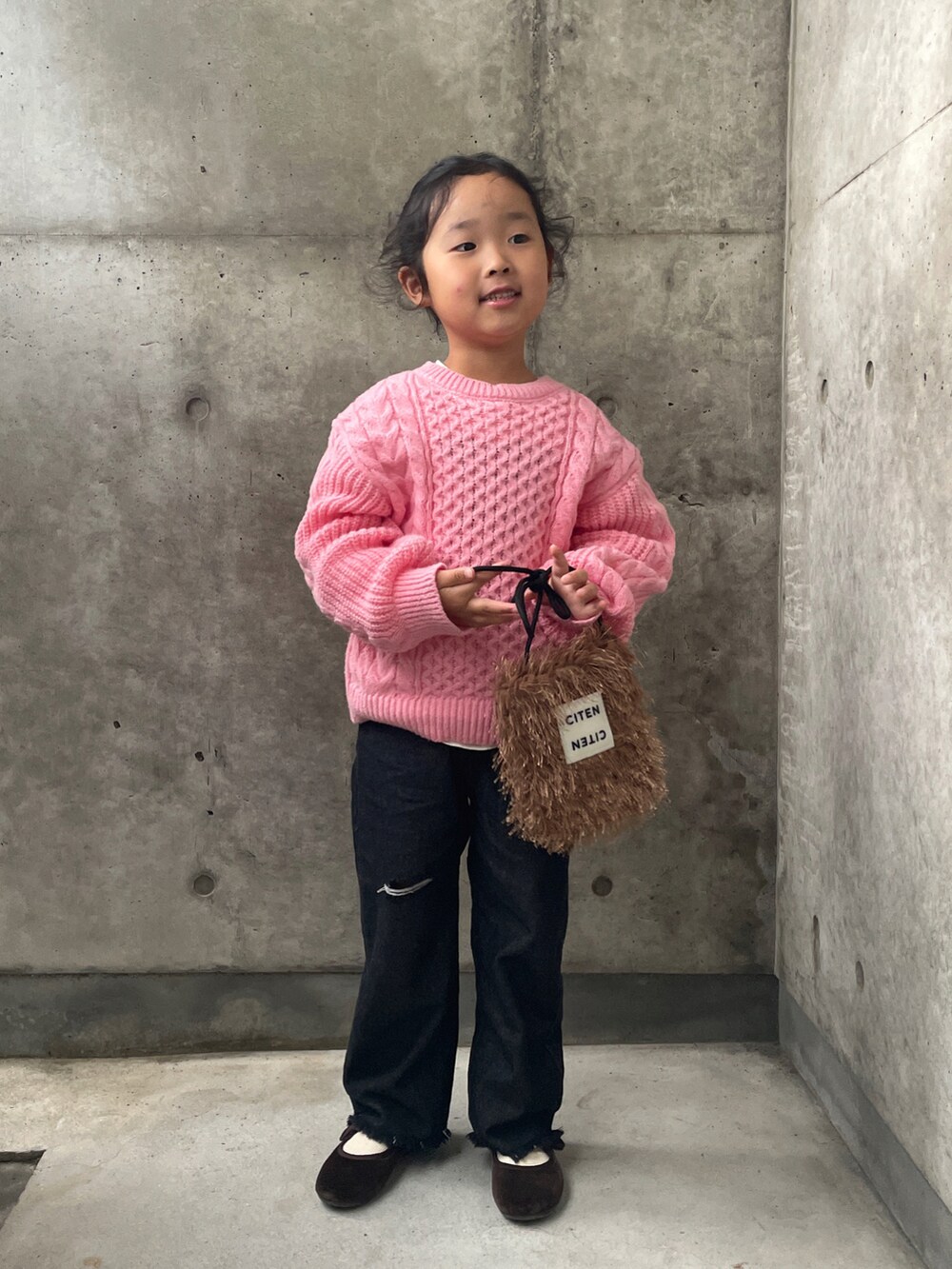 「ケーブルニット、レイヤードスタイル、デニムパンツ、バレエシューズ、キッズコーデ、キッズファッション、ショルダーバッグ」｜「しまむらのアイテム（ニット/セーター、ピンク系）」を使った、ioooさん（キッズ・110cm）の秋コーディネートの2枚目の写真