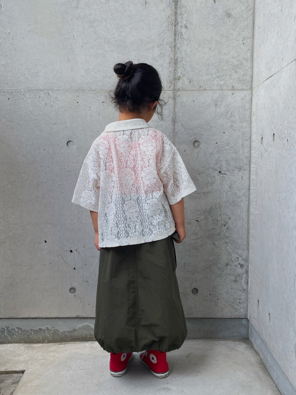 ホワイト系のシャツ/ブラウス、オレンジ系のタンクトップ、グリーン系のスカートを着用したキッズの春コーディネートの5枚目の写真