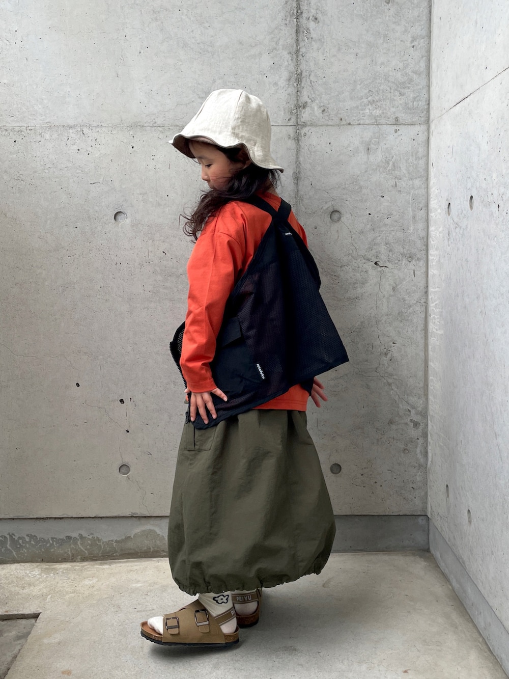 「メッシュベスト、メッシュ、カーゴスカート、サンダル、ハット、アウトドアスタイル、キッズコーデ、女の子」｜「peiyuのアイテム（Tシャツ/カットソー、オレンジ系）」を使った、ioooさん（キッズ・110cm）の春コーディネートの4枚目の写真