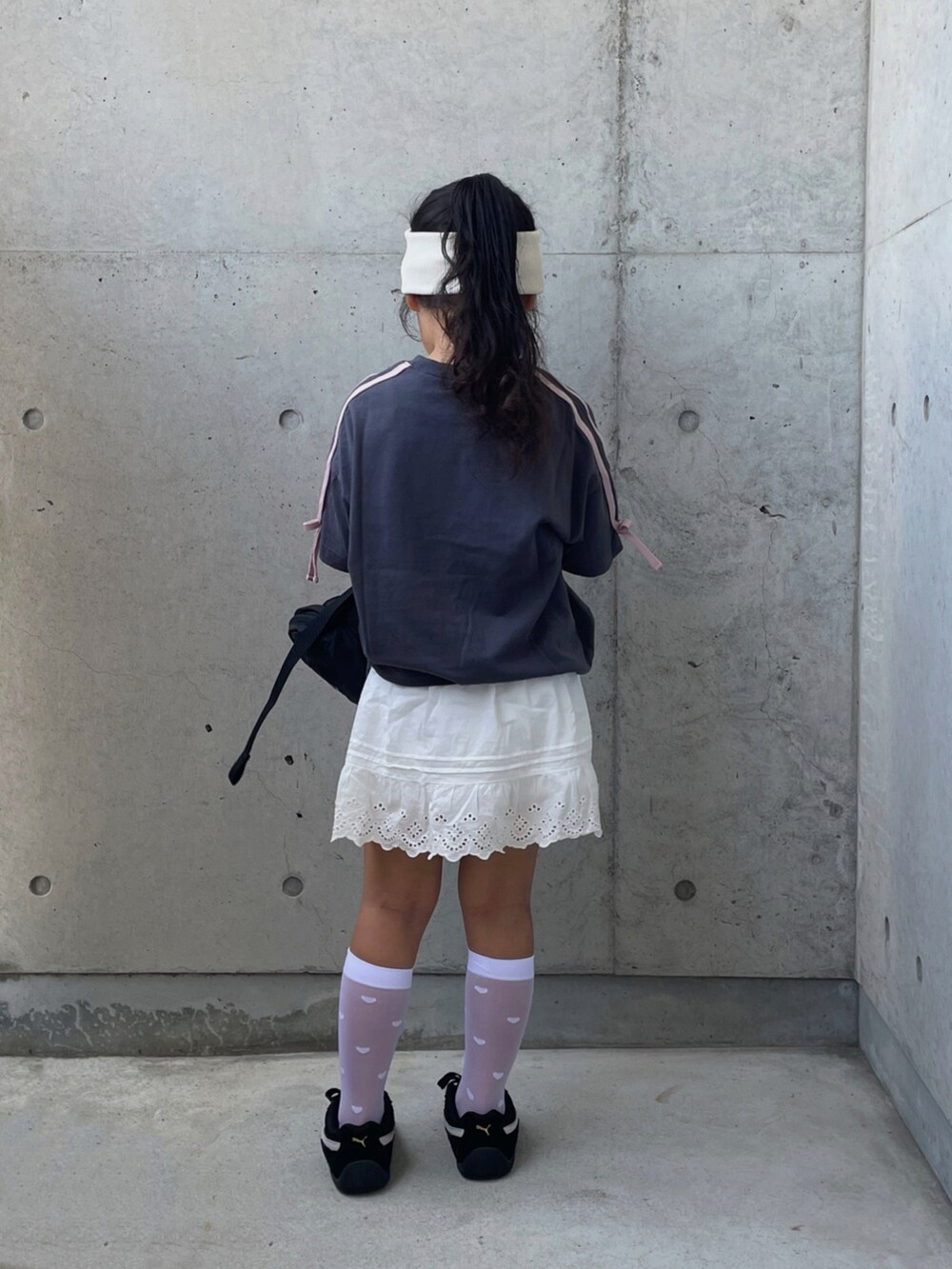 ブラック系のスニーカー、ブラック系のボディバッグ/ウエストポーチ、ブラック系のTシャツ/カットソーを着用したキッズの夏コーディネートの2枚目の写真