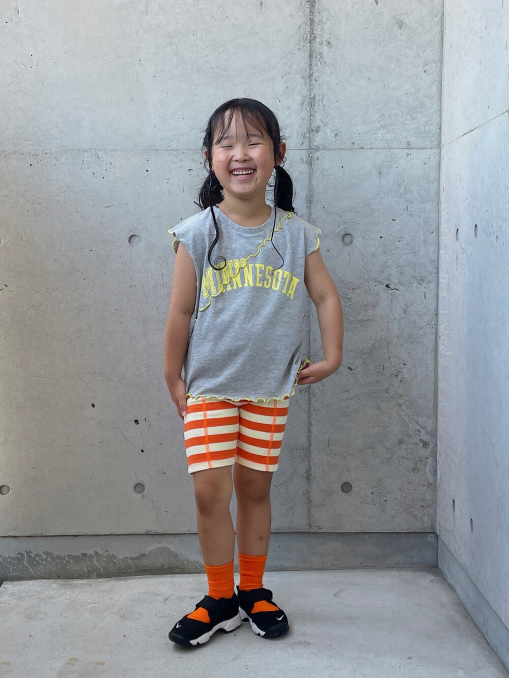 オレンジ系のその他パンツ、グレー系のTシャツ/カットソー、ブラック系のスニーカーを着用したキッズの夏コーディネートの5枚目の写真