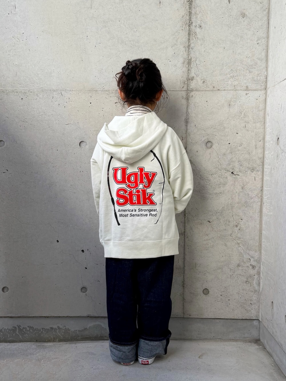 ホワイト系のパーカー、レッド系のスニーカー、ホワイト系のトップスを着用したキッズの冬コーディネートの5枚目の写真