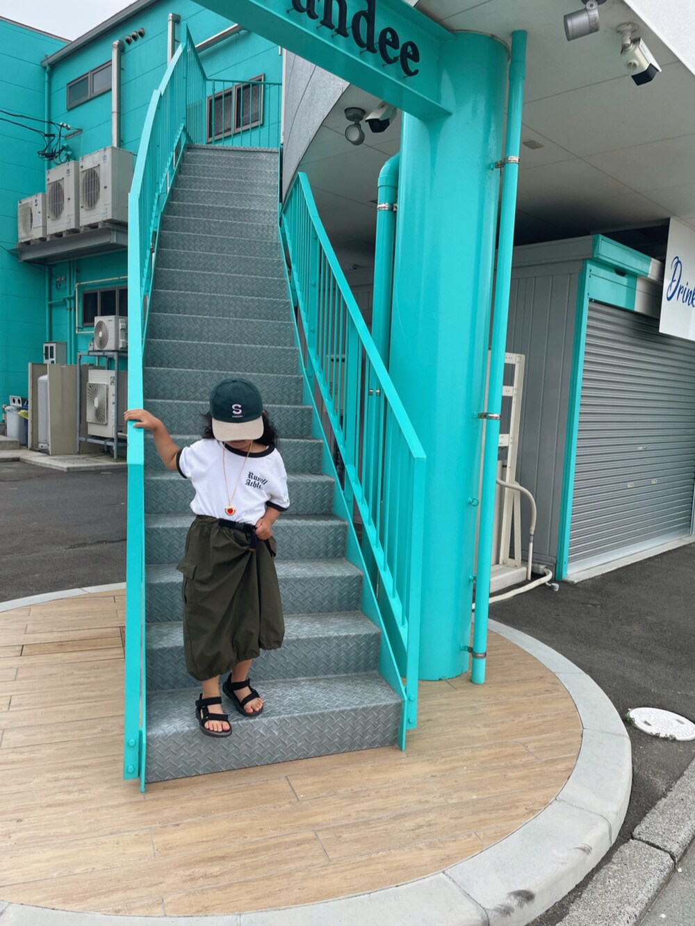 ホワイト系のTシャツ/カットソー、グリーン系のスカート、ブラック系のサンダルを着用したキッズの夏コーディネートの5枚目の写真