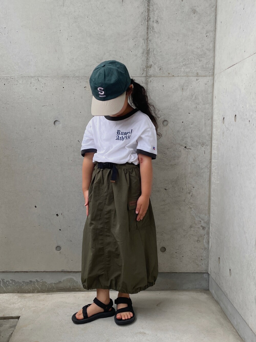 ホワイト系のTシャツ/カットソー、グリーン系のスカート、ブラック系のサンダルを着用したキッズの夏コーディネートの4枚目の写真