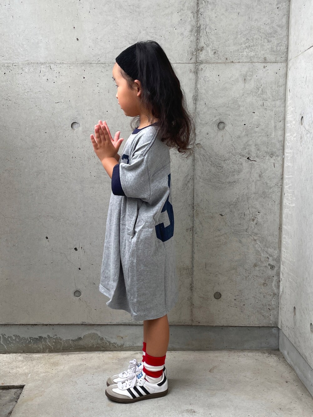 ホワイト系のスニーカー、グレー系のワンピース、グレー系のソックス/靴下を着用したキッズの夏コーディネートの2枚目の写真