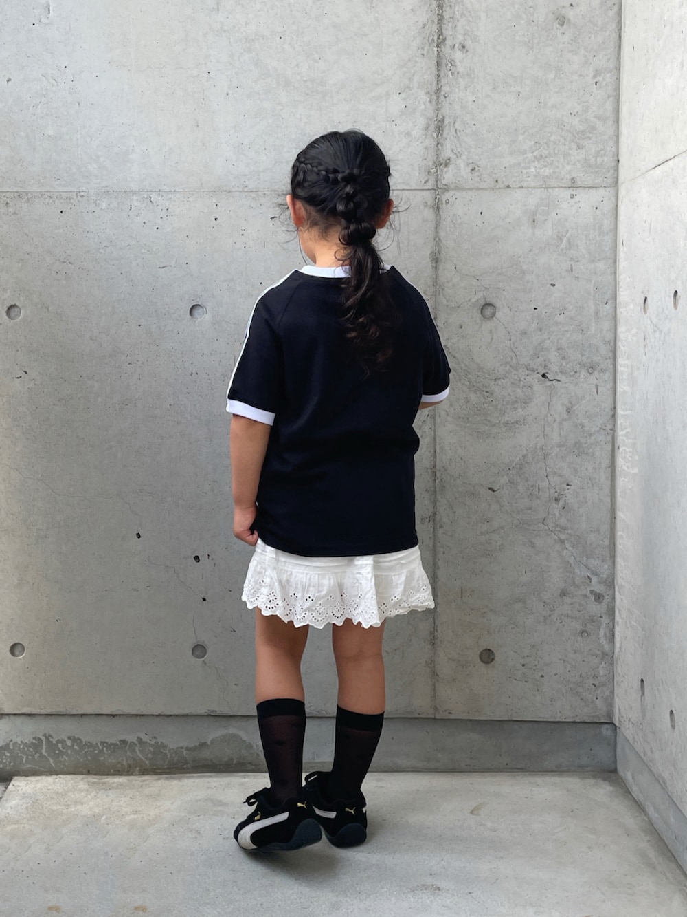 ブラック系のTシャツ/カットソー、ブラック系のスニーカー、ホワイト系のパンツを着用したキッズの夏コーディネートの5枚目の写真