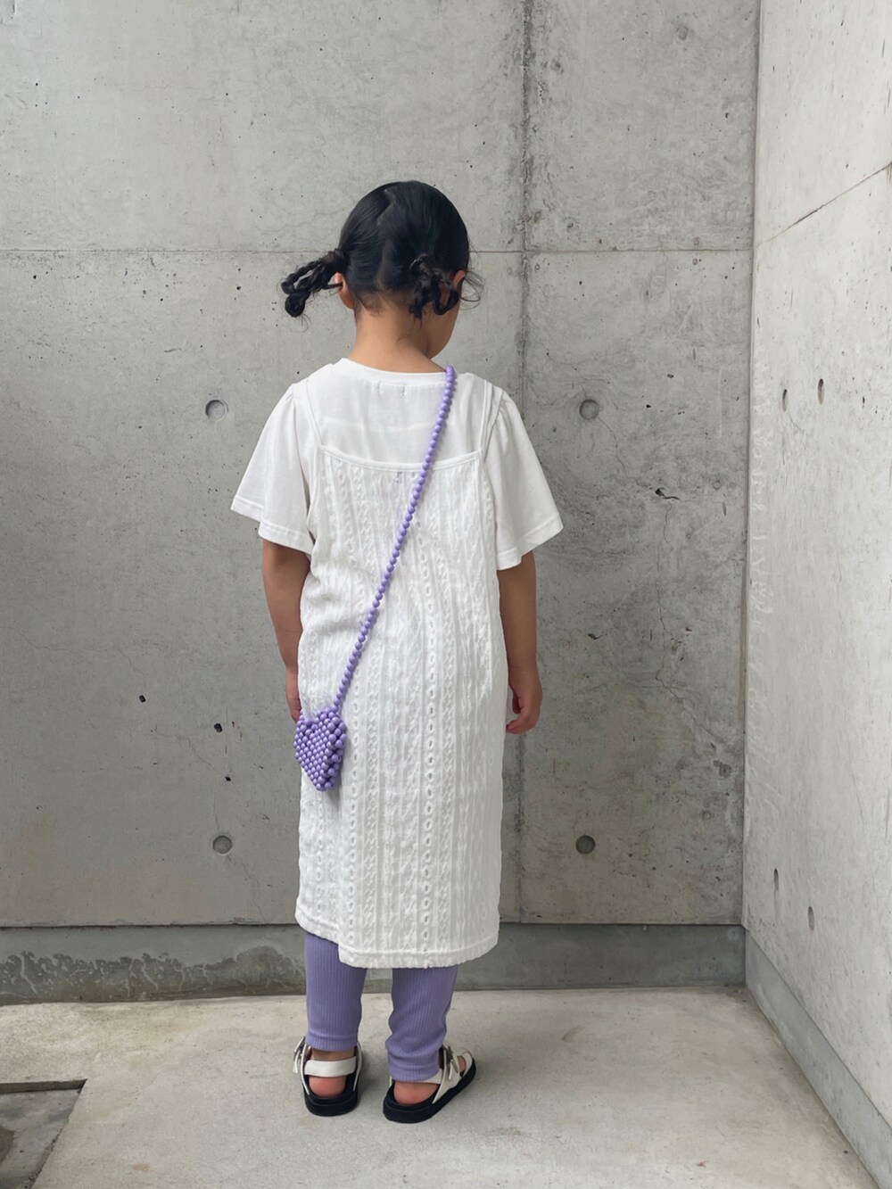 ホワイト系のサンダル、ホワイト系のワンピース、パープル系のその他パンツを着用したキッズの夏コーディネートの3枚目の写真