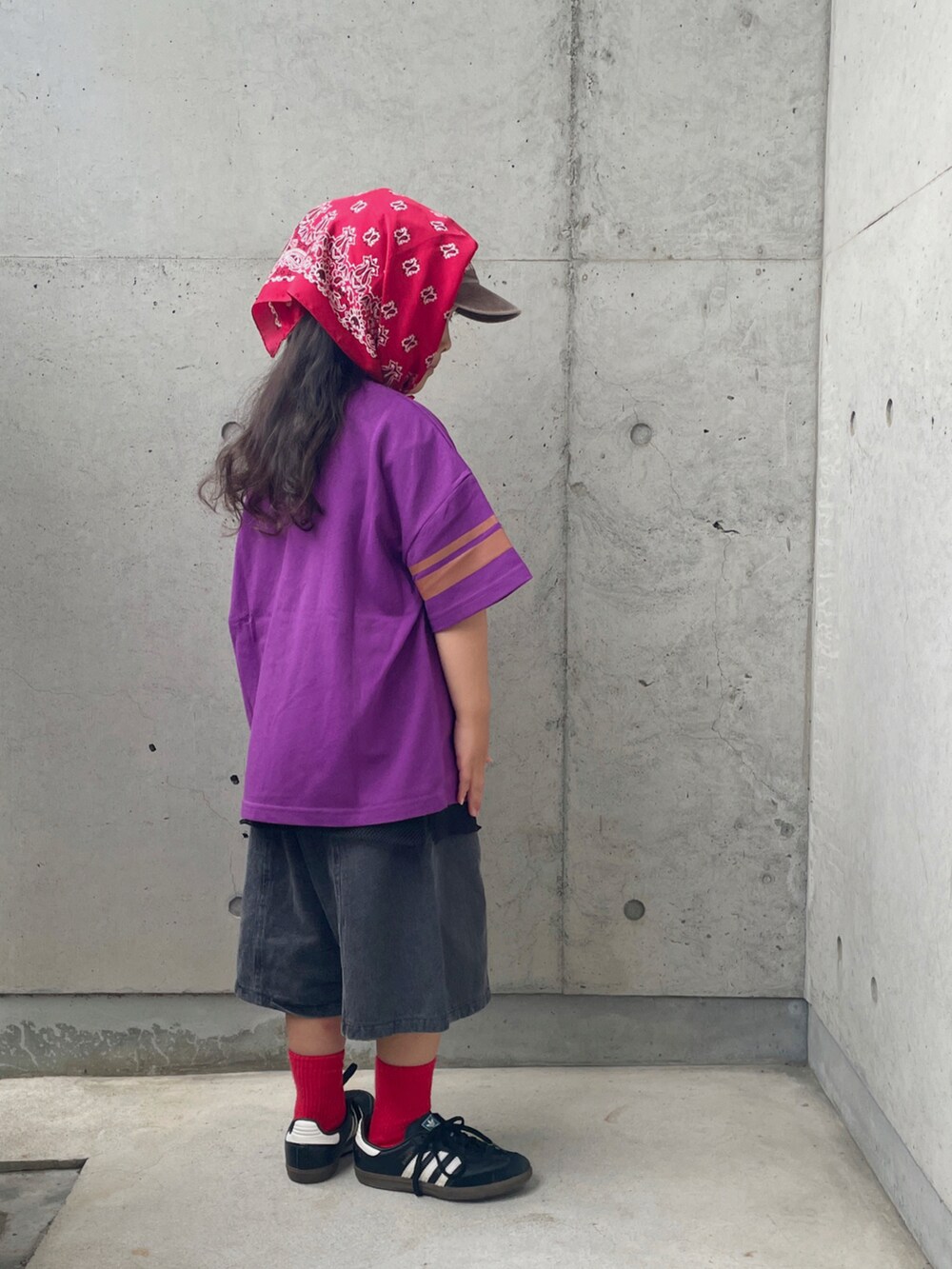 パープル系のTシャツ/カットソー、ブラック系のデニムパンツ、ブラック系のTシャツ/カットソーを着用したキッズの春コーディネートの2枚目の写真