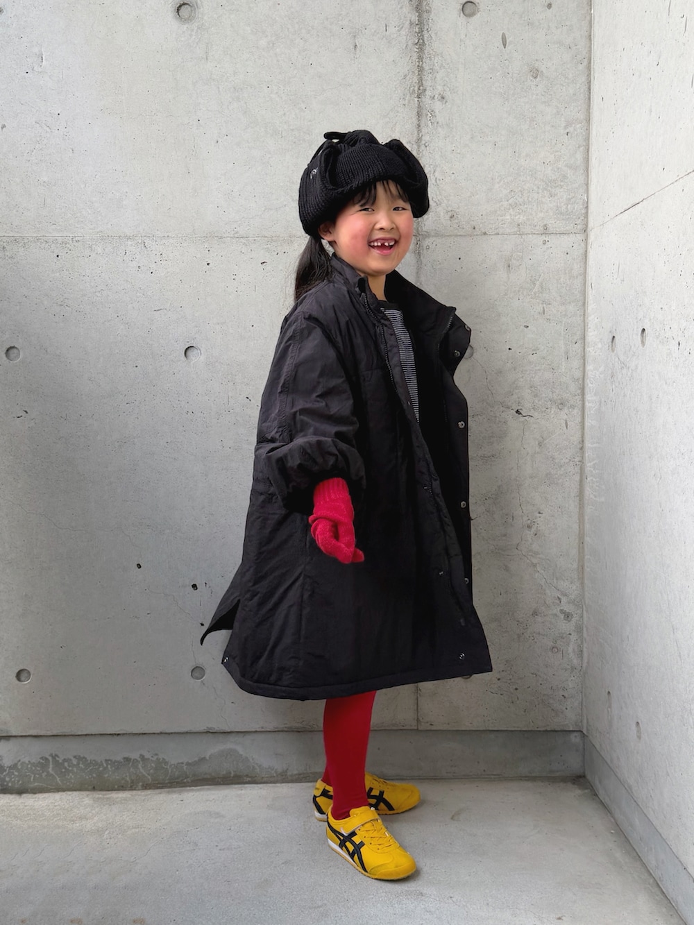 ブラック系のTシャツ/カットソー、ブラック系のミリタリージャケット、ブラック系のその他パンツを着用したキッズの冬コーディネートの2枚目の写真