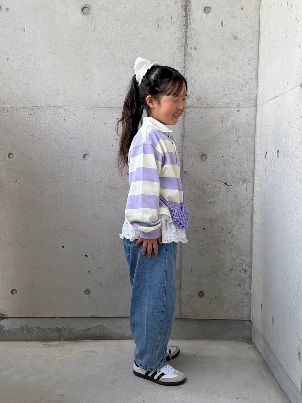 パープル系のTシャツ/カットソー、ホワイト系のトップス、ブルー系のパンツを着用したキッズの春コーディネートの2枚目の写真