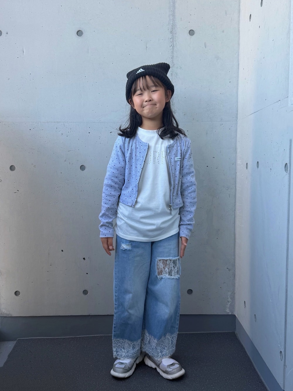 ホワイト系のTシャツ/カットソー、シルバー系のスニーカー、グレー系のトップスを着用したキッズの秋コーディネートの4枚目の写真