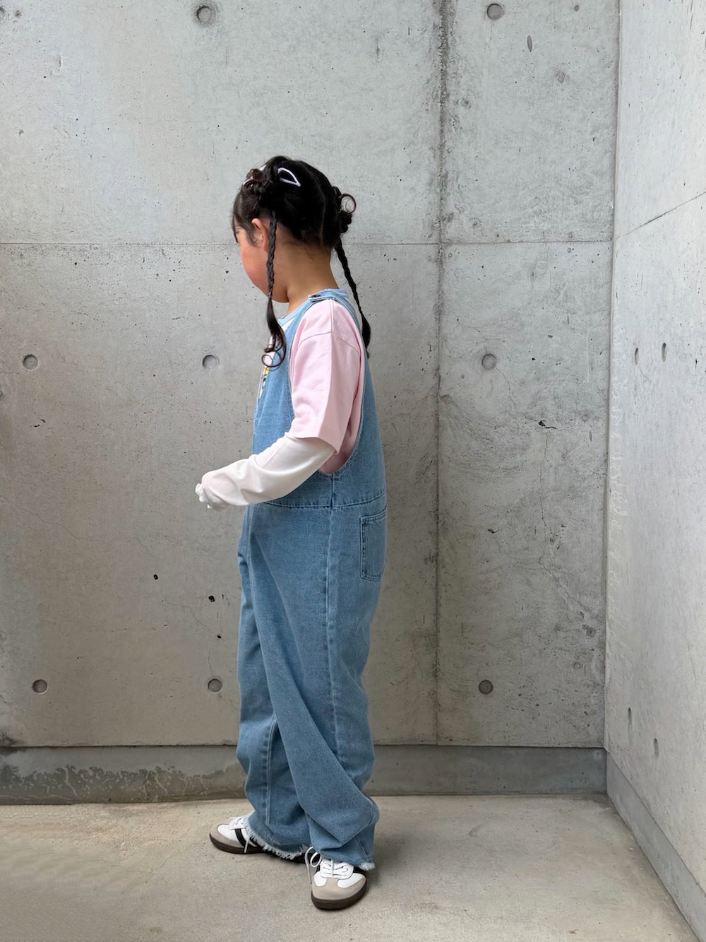 ホワイト系のTシャツ/カットソー、ブルー系のサロペット/オーバーオール、ホワイト系のスニーカーを着用したキッズの春コーディネートの2枚目の写真