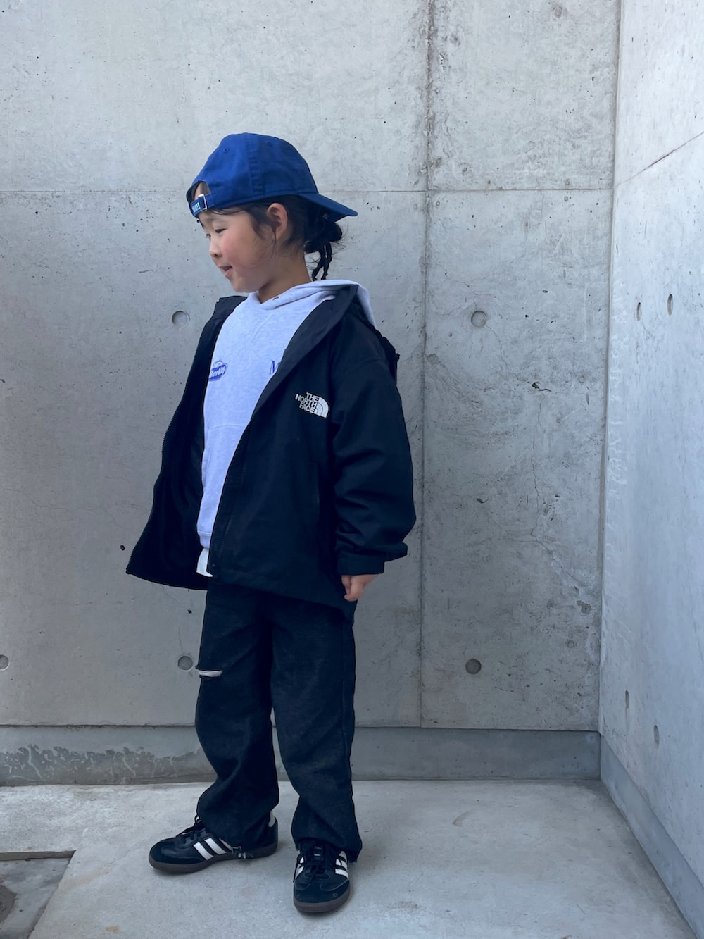 ブラック系のシューズ、グレー系のスウェット、ブラック系のパンツを着用したキッズの冬コーディネートの3枚目の写真