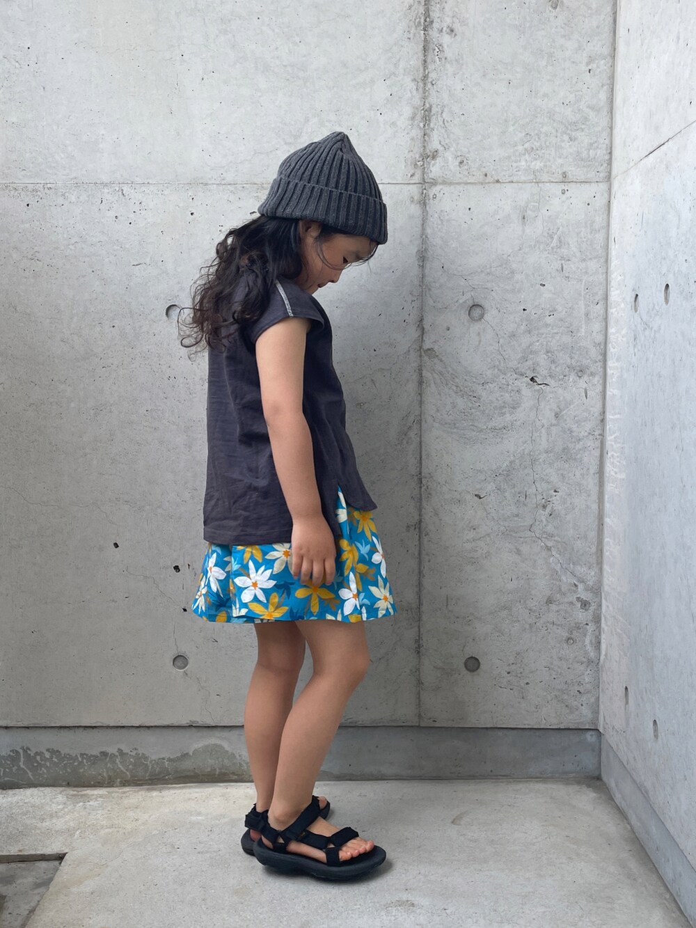 ブラック系のサンダル、ブルー系のその他パンツ、グレー系のニットキャップ/ビーニーを着用したキッズの春コーディネートの4枚目の写真