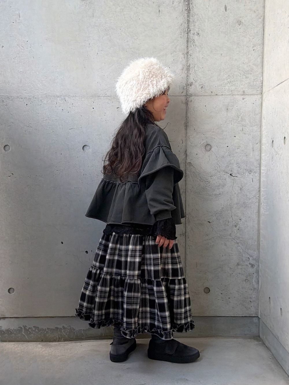 ブラック系のTシャツ/カットソー、グレー系のTシャツ/カットソー、ブラウン系のスカートを着用したキッズの冬コーディネートの4枚目の写真
